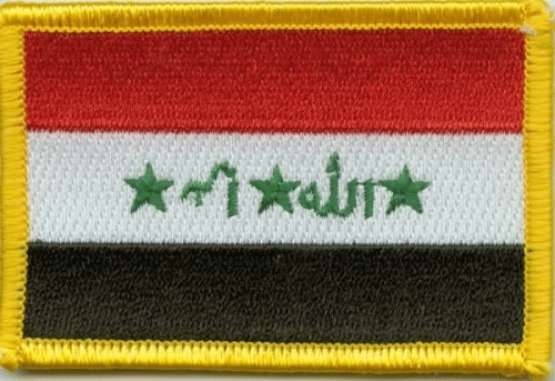 Schwenkte die irakische flagge. irak-flagge am fahnenmast. vektor-emblem  des irak